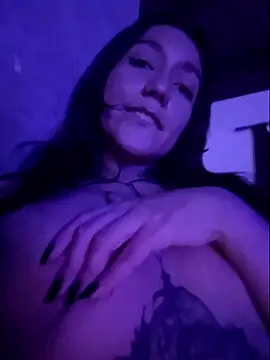 Ravelyn_Outdoors live cam on StripChat