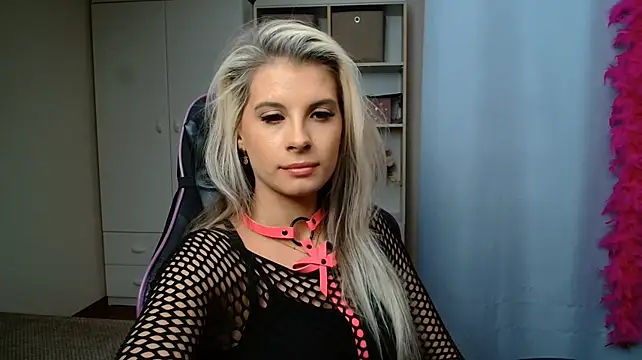 KristineGlow live cam on StripChat