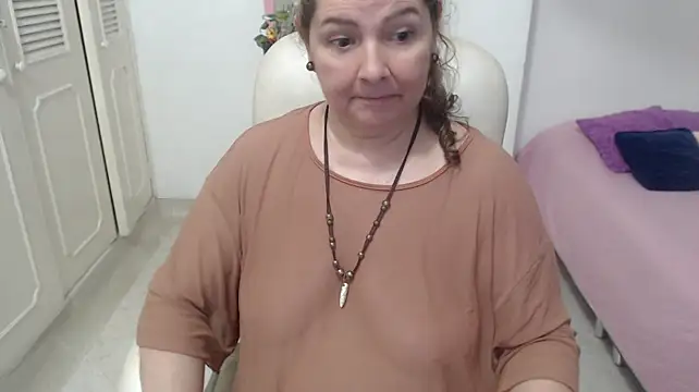 leonela_69 live cam on StripChat