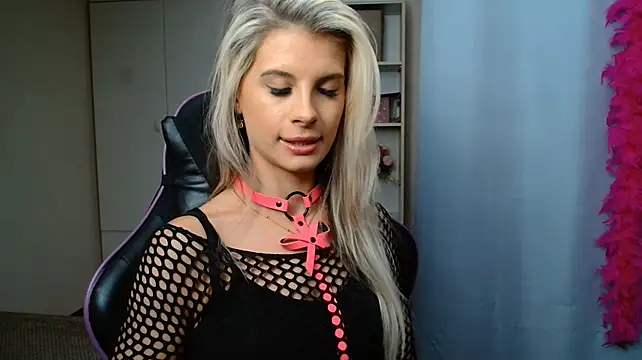KristineGlow live cam on StripChat