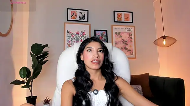 Tiffany_Low live cam on StripChat