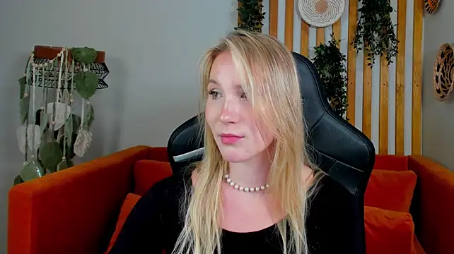 ElaraVoltage live cam on StripChat