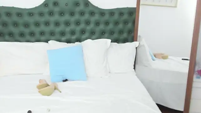 IvyHotFoxy live cam on StripChat