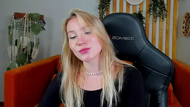 ElaraVoltage live cam on StripChat
