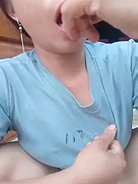 daisyy2 live cam on StripChat