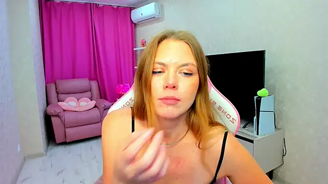 Strawberrye live cam on StripChat
