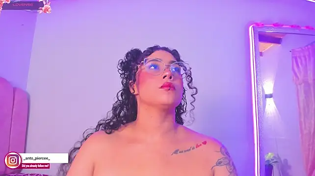 antonelllepiercee live cam on StripChat