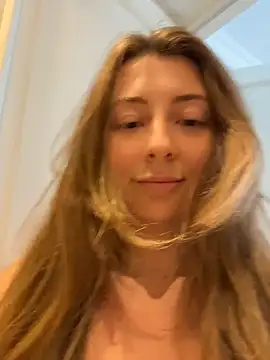 curvyflawless live cam on StripChat