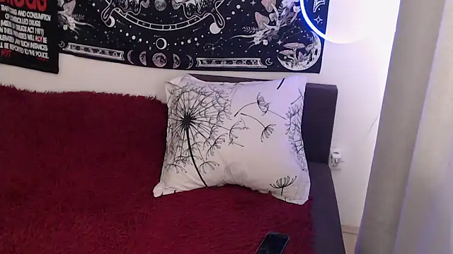 AlienforTwenty live cam on StripChat