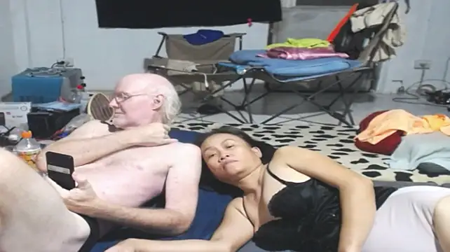 1CuteAndSexy69 live cam on StripChat