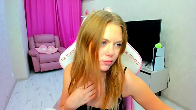 Strawberrye live cam on StripChat