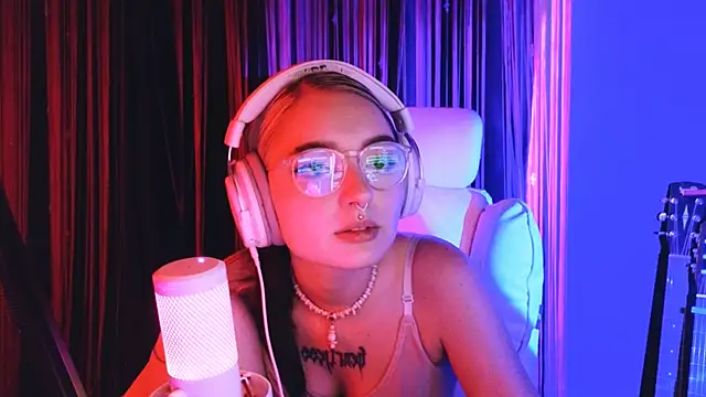 Avi_Nile live cam on StripChat