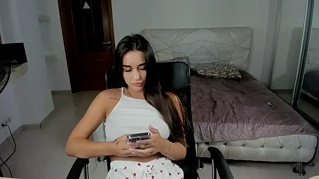 EmmaMiller68 live cam on StripChat