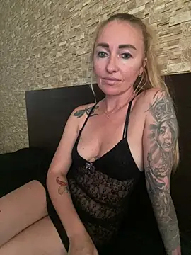 Arinamiel7337 live cam on StripChat
