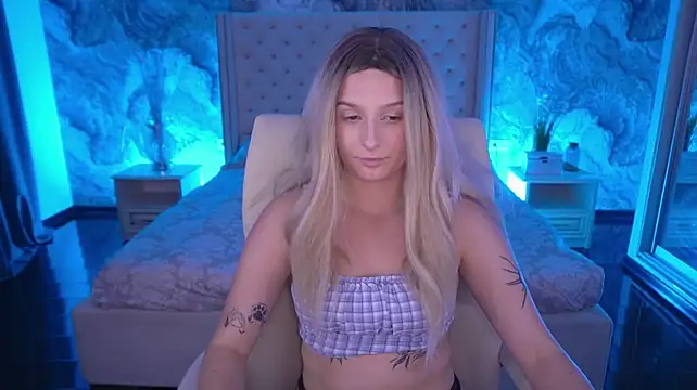 VikVikLove live cam on StripChat
