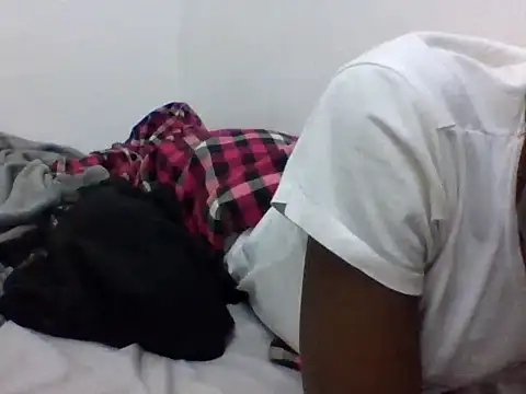 Lavine_001 live cam on StripChat