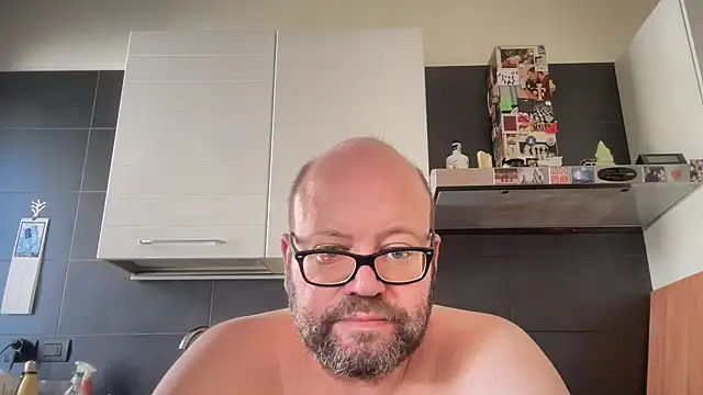 theitalianbear live cam on StripChat