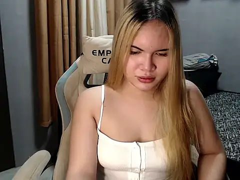PrettyLorenxoxo live cam on StripChat