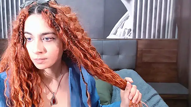 AdrianaCutes live cam on StripChat