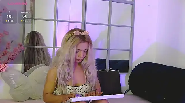 SarahRaynex live cam on StripChat