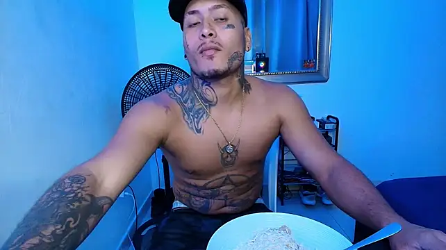 crow_black00 live cam on StripChat