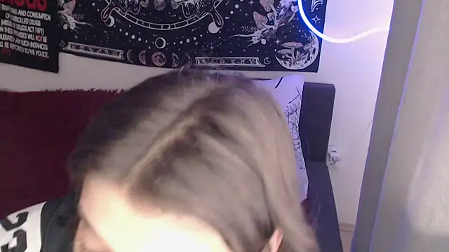 AlienforTwenty live cam on StripChat