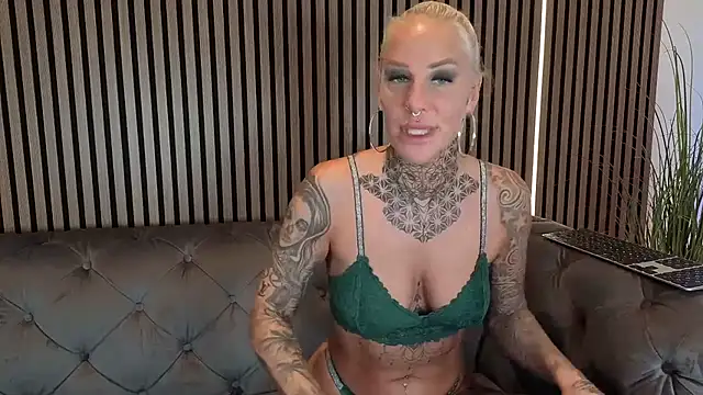 Lara-CumKitten live cam on StripChat