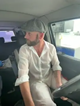 mrmoi1234 (Ask my age) - Go to gas station in wet clothes