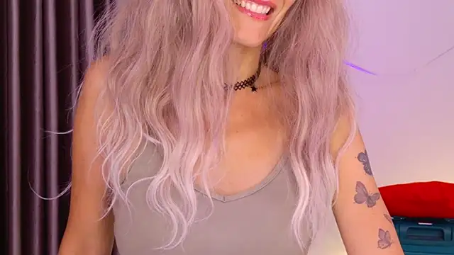 betty_xoxoo live cam on StripChat