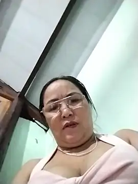 NAAYA8190 live cam on StripChat