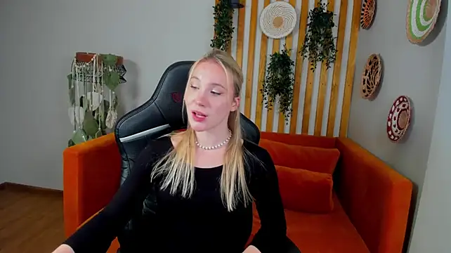 ElaraVoltage live cam on StripChat