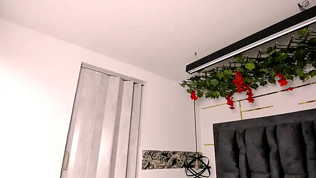 Sara_Naugty live cam on StripChat