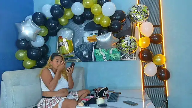 Hornyshow11 live cam on StripChat