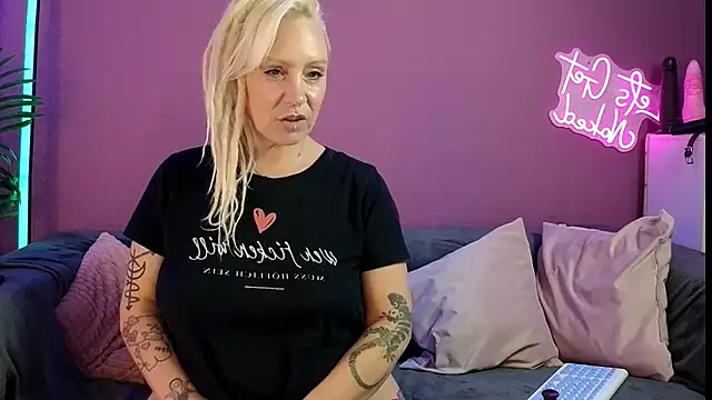 JaninaSecrets_ live cam on StripChat