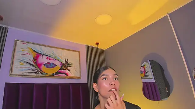 LauraAristizabal live cam on StripChat