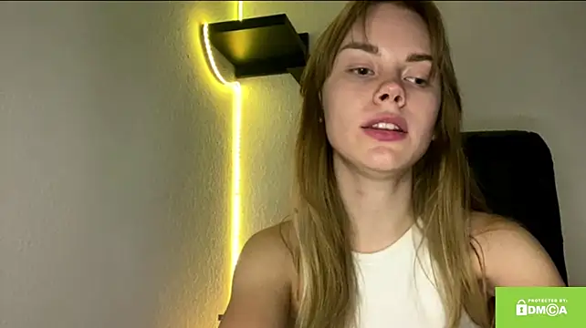 SunnyStrike live cam on StripChat
