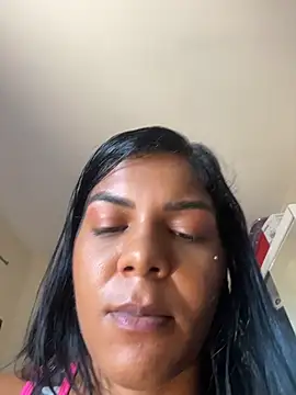 Indiazinhax live cam on StripChat