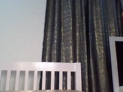 Naughtypetitte live cam on StripChat