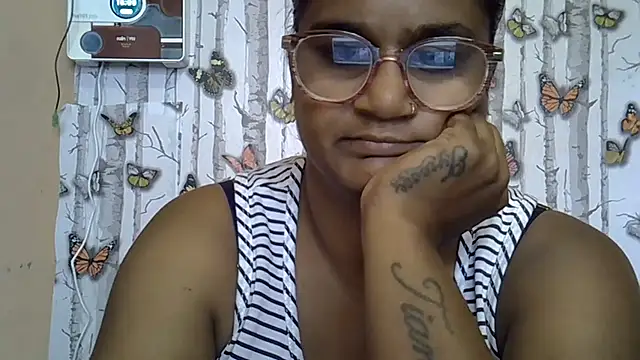 indianstrawberrylips4u live cam on StripChat