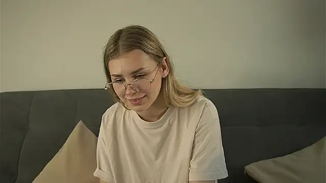 LeaStarlight live cam on StripChat