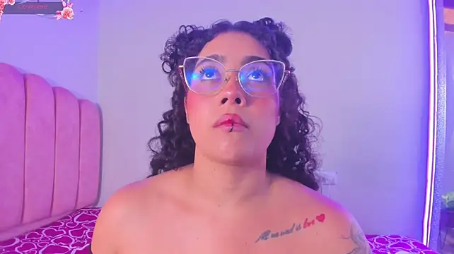 antonelllepiercee live cam on StripChat