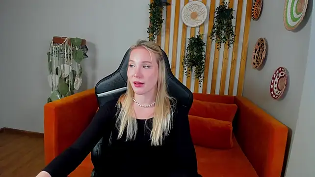 ElaraVoltage live cam on StripChat