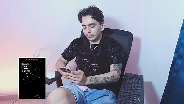 adonisZafiro live cam on StripChat