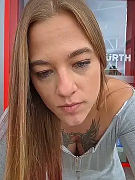 Luna_Lynn live cam on StripChat