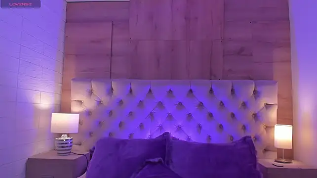 ShaniaDaniels live cam on StripChat