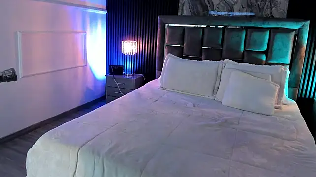 Sienarosewood live cam on StripChat