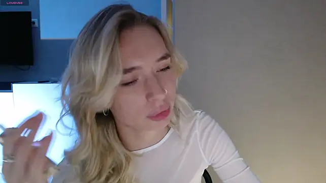 Emily_Hartt live cam on StripChat