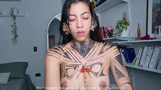 Nikol-JE live cam on StripChat