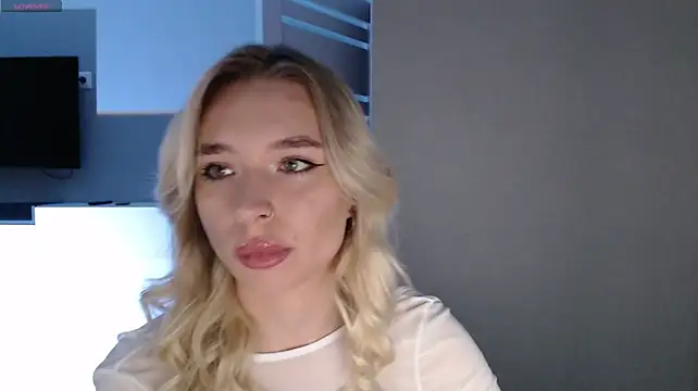 Emily_Hartt live cam on StripChat