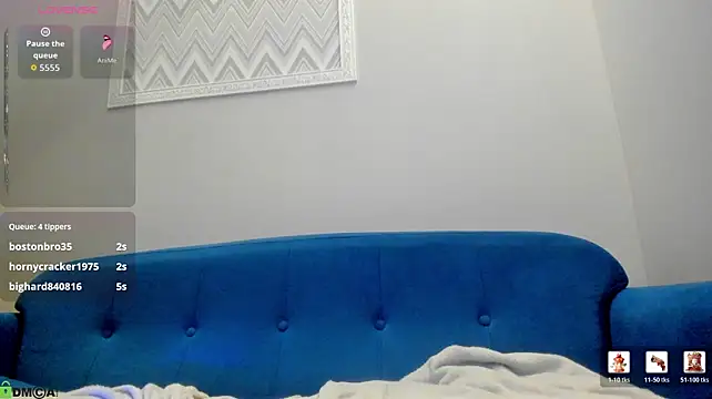 chloee_white (F teen) - tits out hard shake